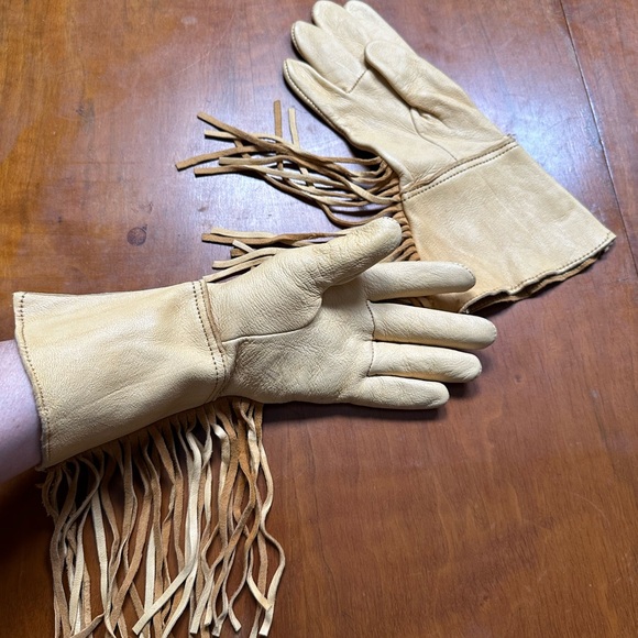Vintage Tan Women’s Small Leather Fringe Gloves - Picture 5 of 6